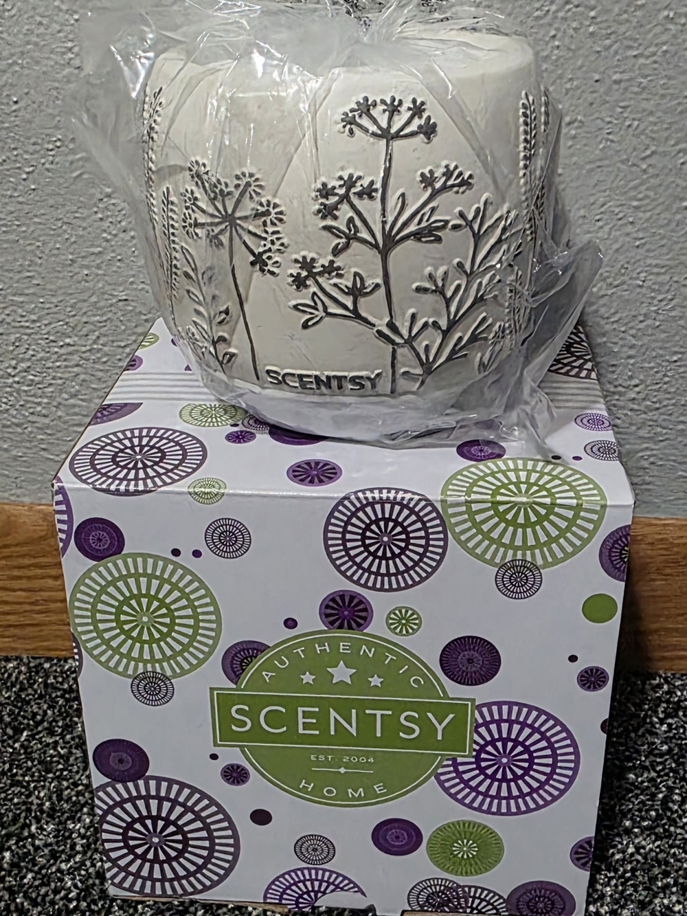 Scentsy White Ceramic Botanical Relief Wax Warmer